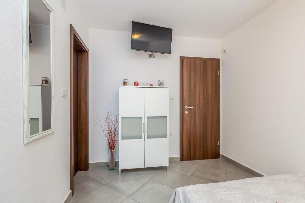 Studio Apartman U Kuci S Bazenom Baska  Exterior photo