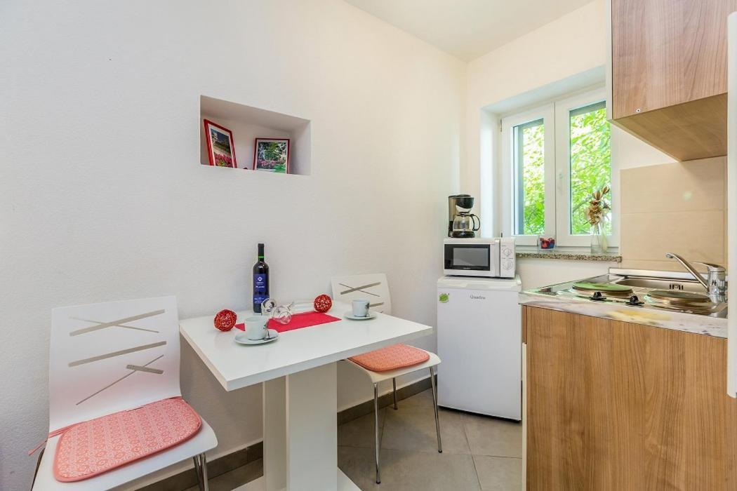 Studio Apartman U Kuci S Bazenom Baska  Exterior photo